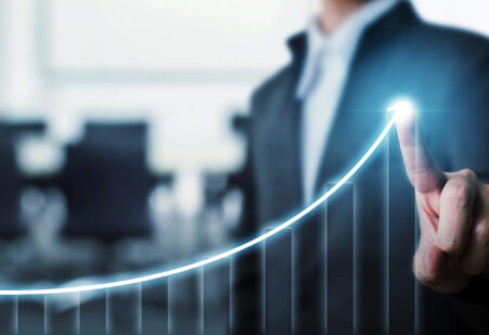 Grafiek met stijgende lijn die de groei naar €220.000 per maand symboliseert in de klantcase van Alten Mechatronics