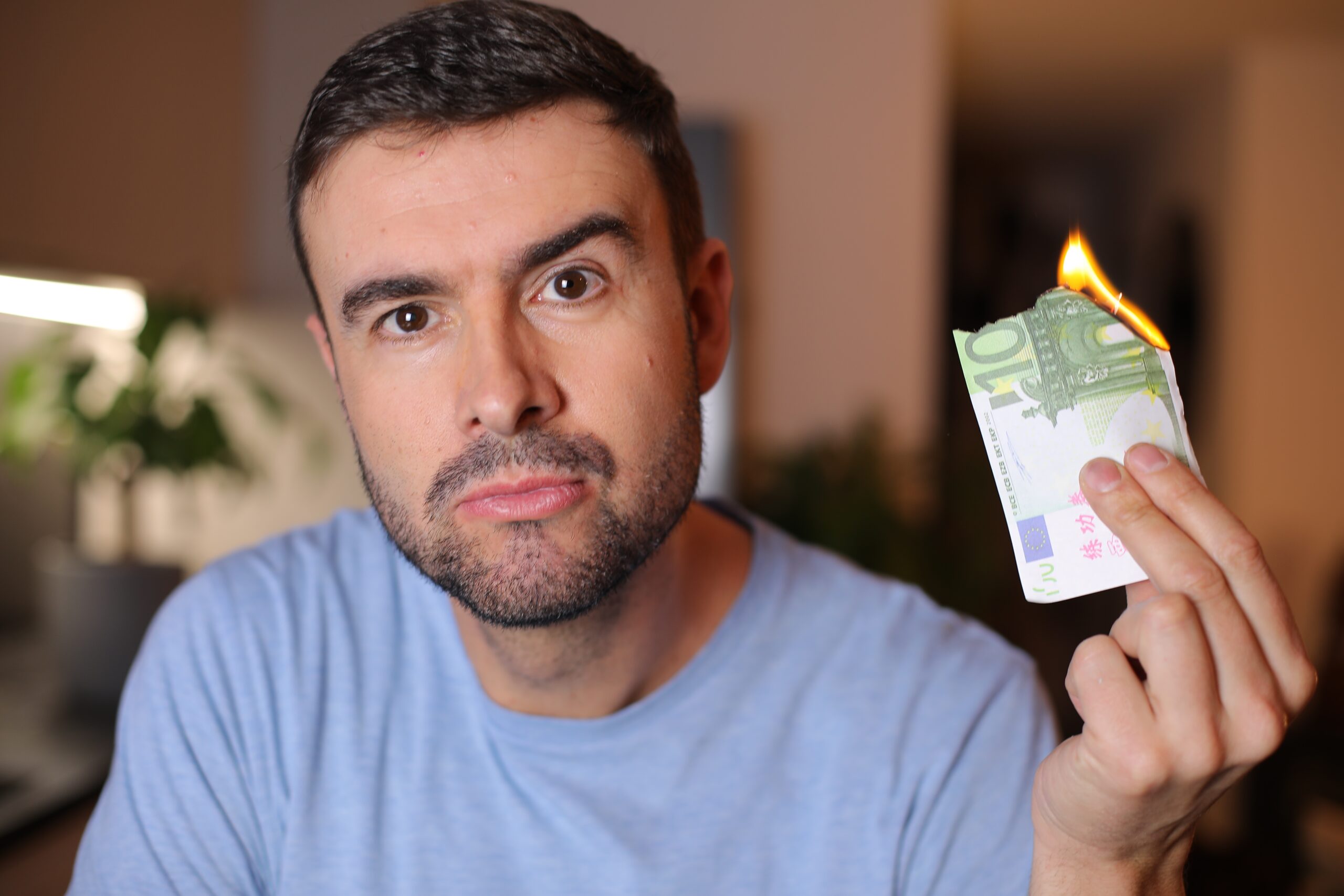 Salesmanager houdt een brandend briefje van 100 euro vast als symbool voor salestraining die vaak weggegooid geld is zonder blijvend effect