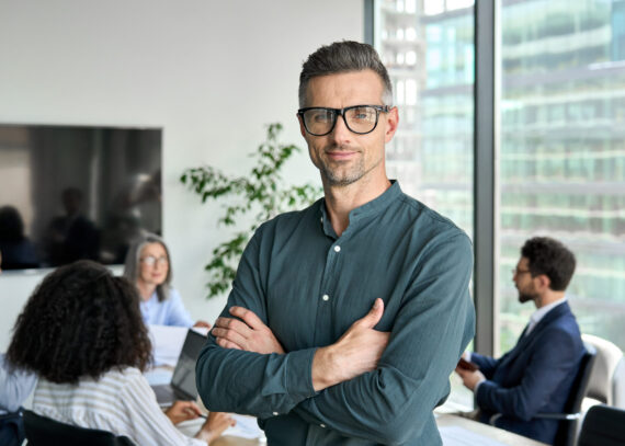 Zelfverzekerde ondernemer in technische B2B die met visie en focus werkt aan commerciële groei en resultaat