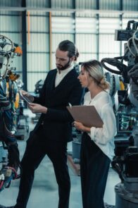 Technical sales professional in een fabriek in gesprek met een klant over technische oplossingen en commerciële groei in B2B