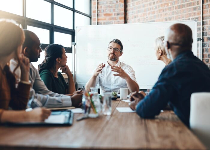 CEO overlegt met MT en salesteam tijdens een vergadering over commerciële strategie en groei in technische B2B